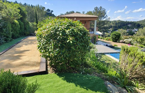 Terrain de pe╠ütanque et vue sur les collines